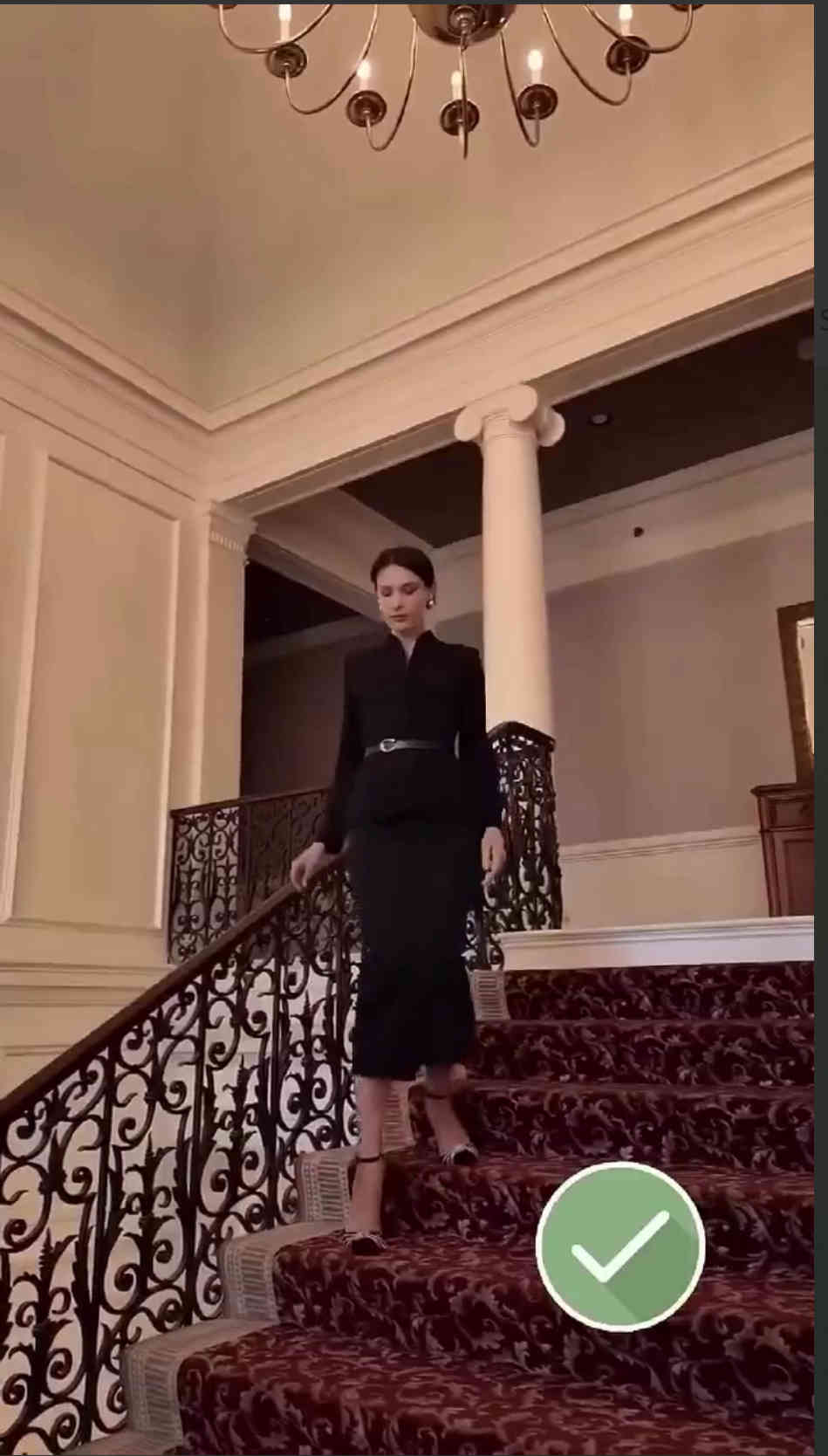 O coborâre elegantă pe scări