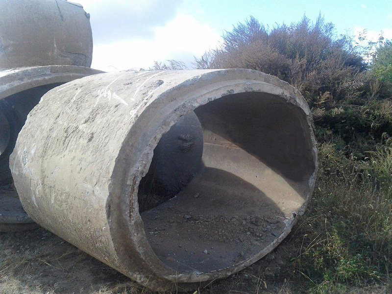 A descoperit aruncate aceste conducte imense de beton și a știut exact ce trebuie să facă