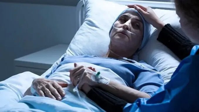 Un nou studiu arată că chimioterapia provoacă "canibalism celular" și moarte pe scară largă